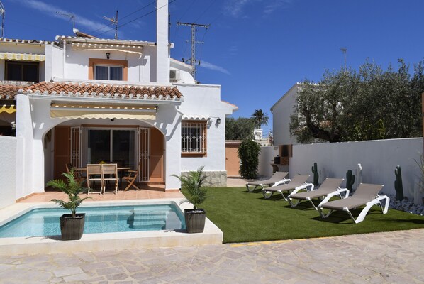A two-story house with a swimming pool, outdoor seating, and a well-maintained lawn. - 05 Ch3100 in Denia With 3 Bedrooms and 2 Bathrooms (Denia)