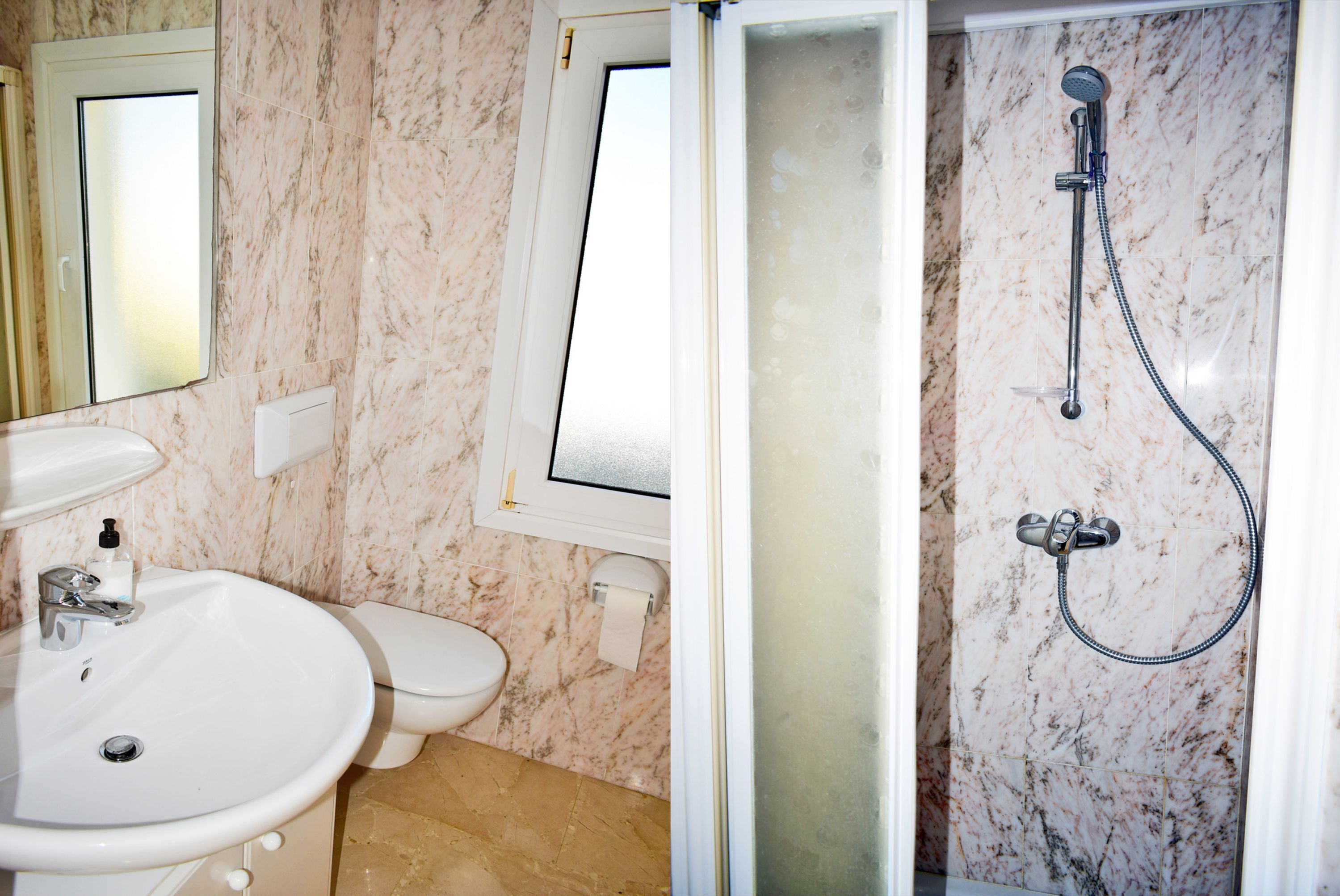 Un baño con lavabo, inodoro y cabina de ducha.