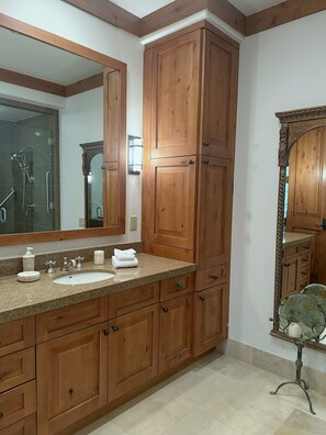 Doccia, vasca idromassaggio, asciugacapelli, bidet