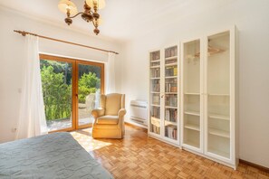 Een strijkplank/strijkijzer, internet, beddengoed