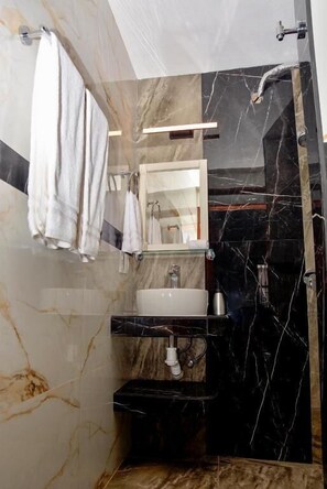 Kamar Double Deluks | Kamar mandi | Shower dan handuk