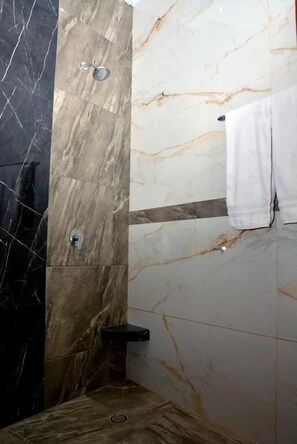 Standard-Doppelzimmer | Badezimmer