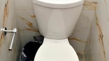 Habitación cuádruple clásica, 2 camas matrimoniales | Baño