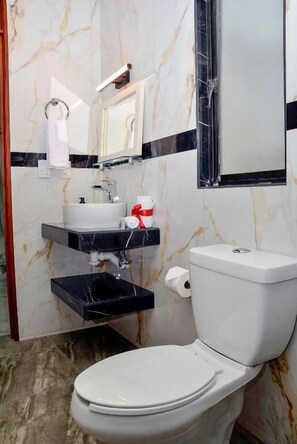 Shower, towels - Casa Ángel (Morelia)