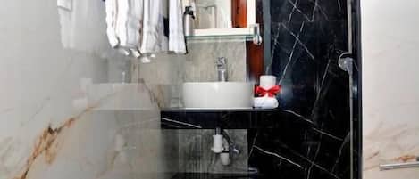 Classic Quadruple Room, 2 Double Beds | Bathroom
