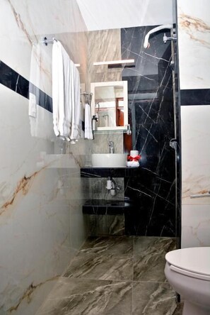 Classic Quadruple Room, 2 Double Beds | Bathroom | Shower, towels - Casa Ángel (Morelia)