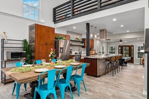 Dining - Cosmic Cowboy: Hot Tub, Fire Pit, Putt-Putt, Games | Sleeps14 (Canyon Lake)