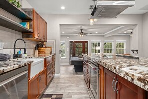Fridge, microwave, oven, stovetop - Cosmic Cowboy: Hot Tub, Fire Pit, Putt-Putt, Games | Sleeps14 (Canyon Lake)