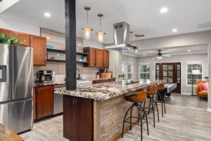Fridge, microwave, oven, stovetop - Cosmic Cowboy: Hot Tub, Fire Pit, Putt-Putt, Games | Sleeps14 (Canyon Lake)