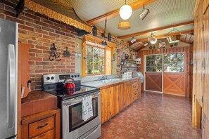 Fridge, microwave, oven, stovetop - Top Gun Acres (Sidney)