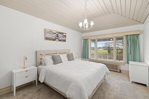 4 bedrooms, desk, iron/ironing board, free WiFi - Top Gun Acres (Sidney)