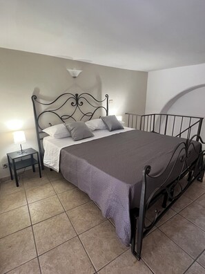 1 bedroom, WiFi, bed sheets - Barcaioli's Home, vacation home historic center, Catania  (Catania)