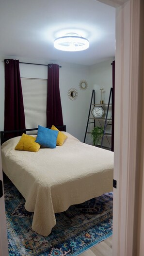 2 bedrooms, desk, free WiFi, bed sheets - Beautiful 2-bedroom apartment in charming Southeast Indianapolis (Indianapolis)