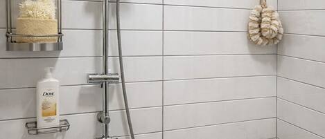 Douche, baignoire à jets, sèche-cheveux, bidet
