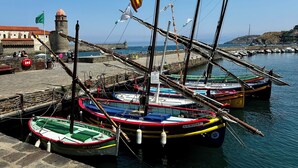 Un puerto con varias coloridas embarcaciones amarradas al muelle.