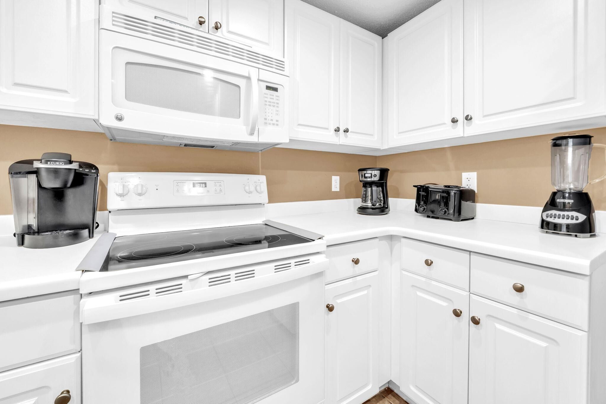 Condo, 1 Katil Raja (King) dengan Katil Sofa (Majestic Beach Towers 2-2107) | Dapur peribadi