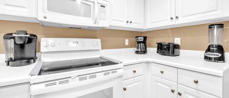 Condo, 1 Katil Raja (King) dengan Katil Sofa (Majestic Beach Towers 2-2107) | Dapur peribadi