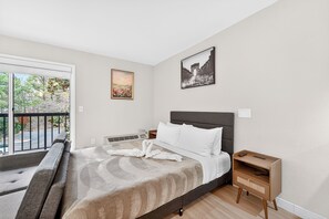 WiFi, bed sheets - City Escape: Stylish Studio Oasis (Raleigh)