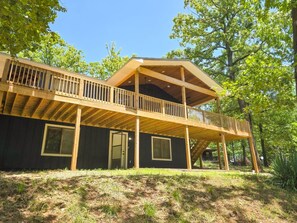 Exterior - 4BR/2BA with Huge Deck, Bonus Room, Swimming/Fishing & Stunning Seasonal Views! (Mountain Home)