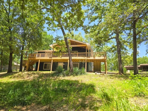 4BR/2BA with Huge Deck, Bonus Room, Swimming/Fishing & Stunning Seasonal Views!