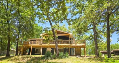 4BR/2BA with Huge Deck, Bonus Room, Swimming/Fishing & Stunning Seasonal Views!
