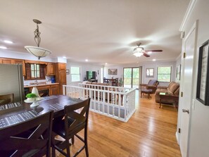 TV - 4BR/2BA with Huge Deck, Bonus Room, Swimming/Fishing & Stunning Seasonal Views! (Mountain Home)