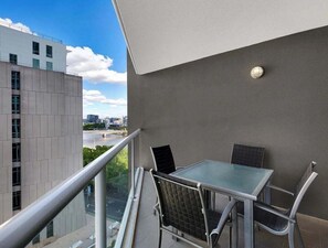 Outdoor dining - River View 1BR w/ Balcony and Pool Access (Brisbane)