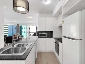 Private kitchen - River View 1BR w/ Balcony and Pool Access (Brisbane)
