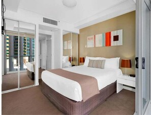 Room - River View 1BR w/ Balcony and Pool Access (Brisbane)