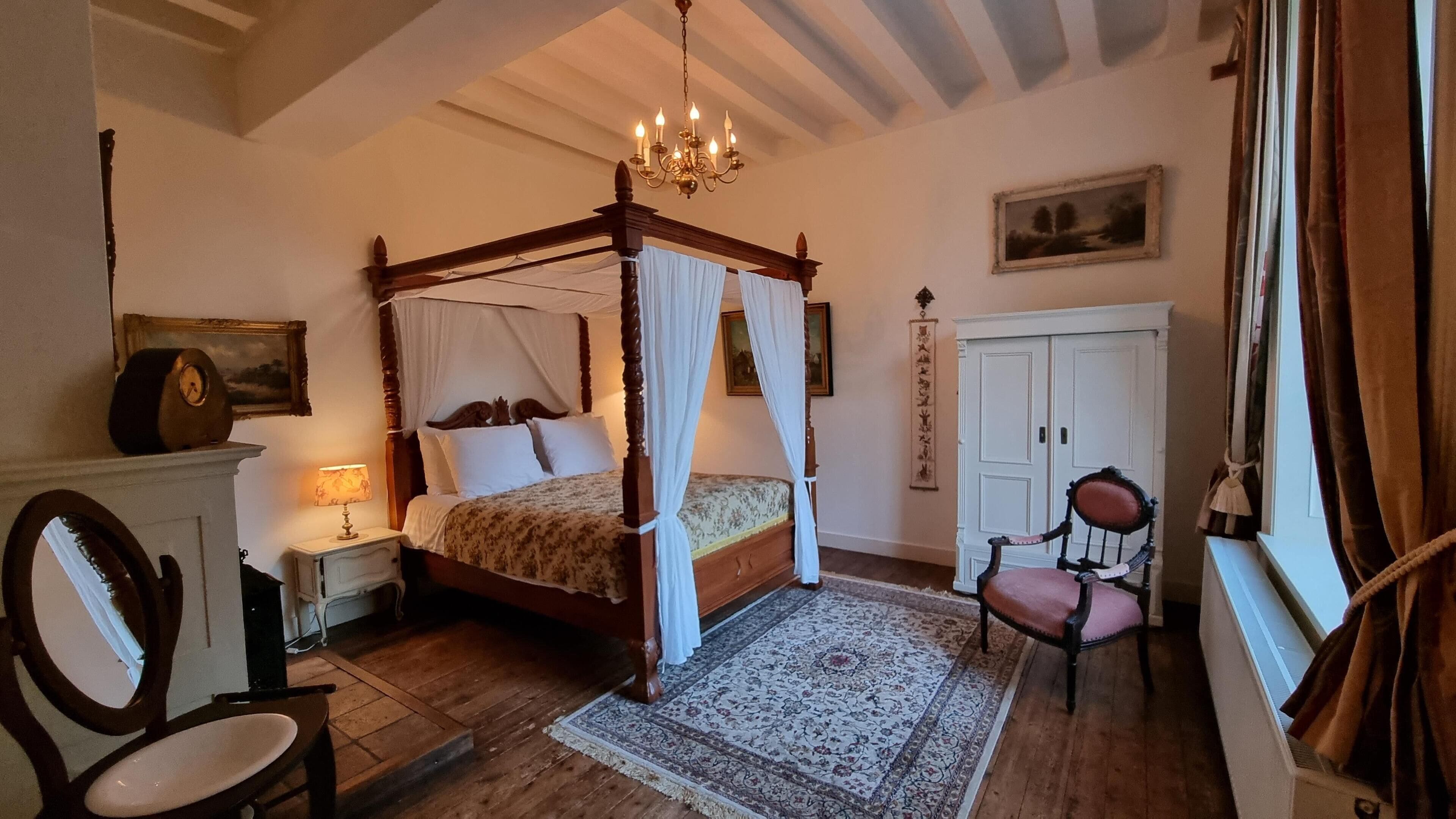 Suite, 1 grand lit, non-fumeurs (Shower Only) | Décoration personnalisée, ameublement personnalisé, draps fournis