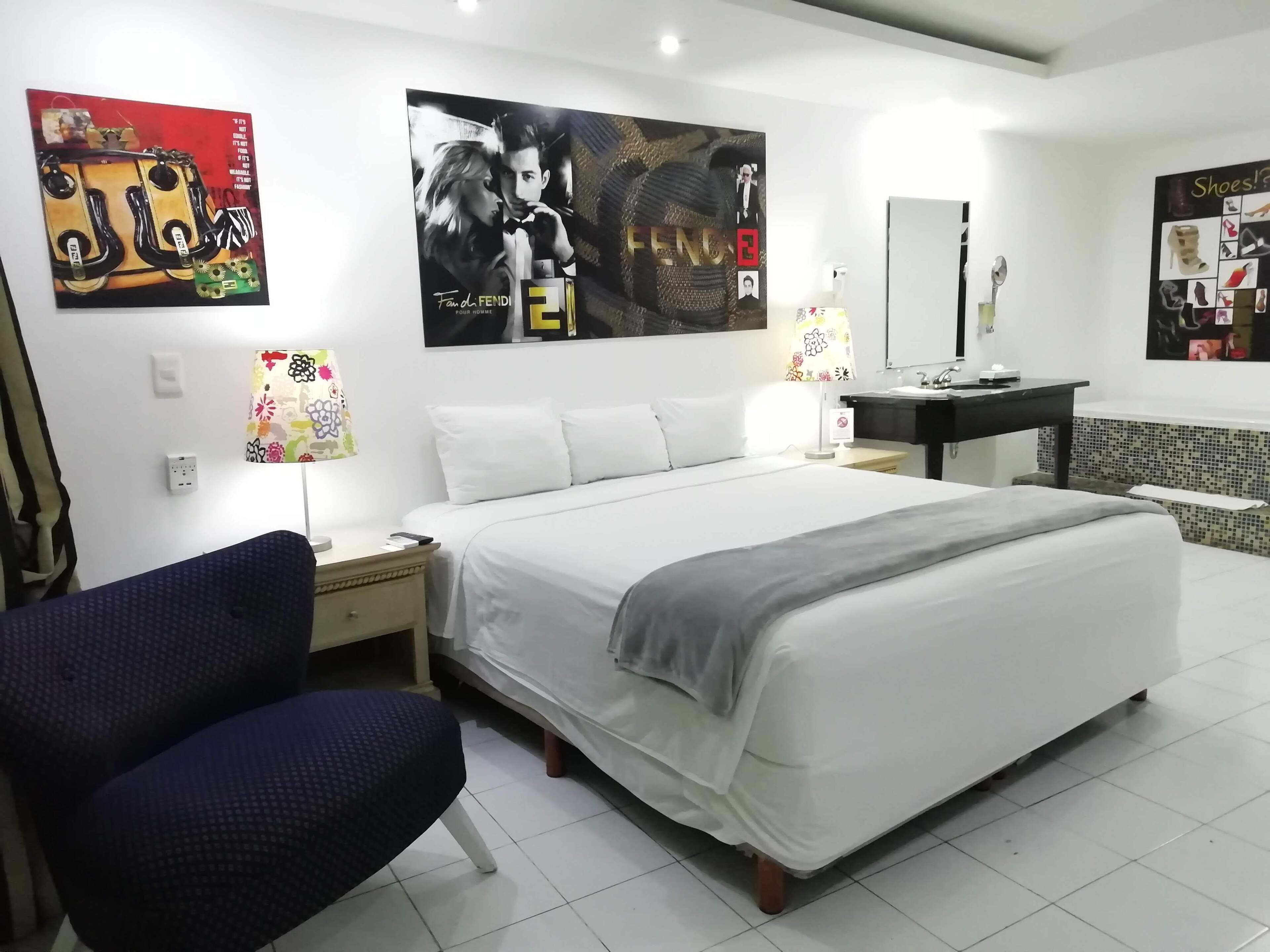 コンフォート ルーム | 羽毛の掛け布団、ミニバー (無料)、デスク、WiFi (無料)