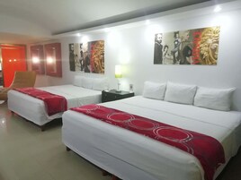 Cubrecamas, minibar con artículos gratuitos, escritorio y wifi gratis 