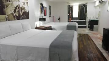 Deluxe-værelse | Dundyner, gratis minibar, skrivebord, gratis Wi-Fi