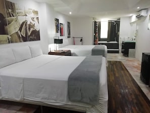 ألحفة محشوة بالريش وعناصر مجانية داخل الميني بار ومكتب وواي فاي مجانًا