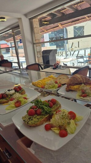 Free daily cooked-to-order breakfast - All Inclusive MDH (Cancun)