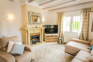 Living area - STUNNING PRIVATE VILLA WITH PARKING/WIFI/PRIVATE POOL/ AIR CON IN ALL ROOMS (Javea)
