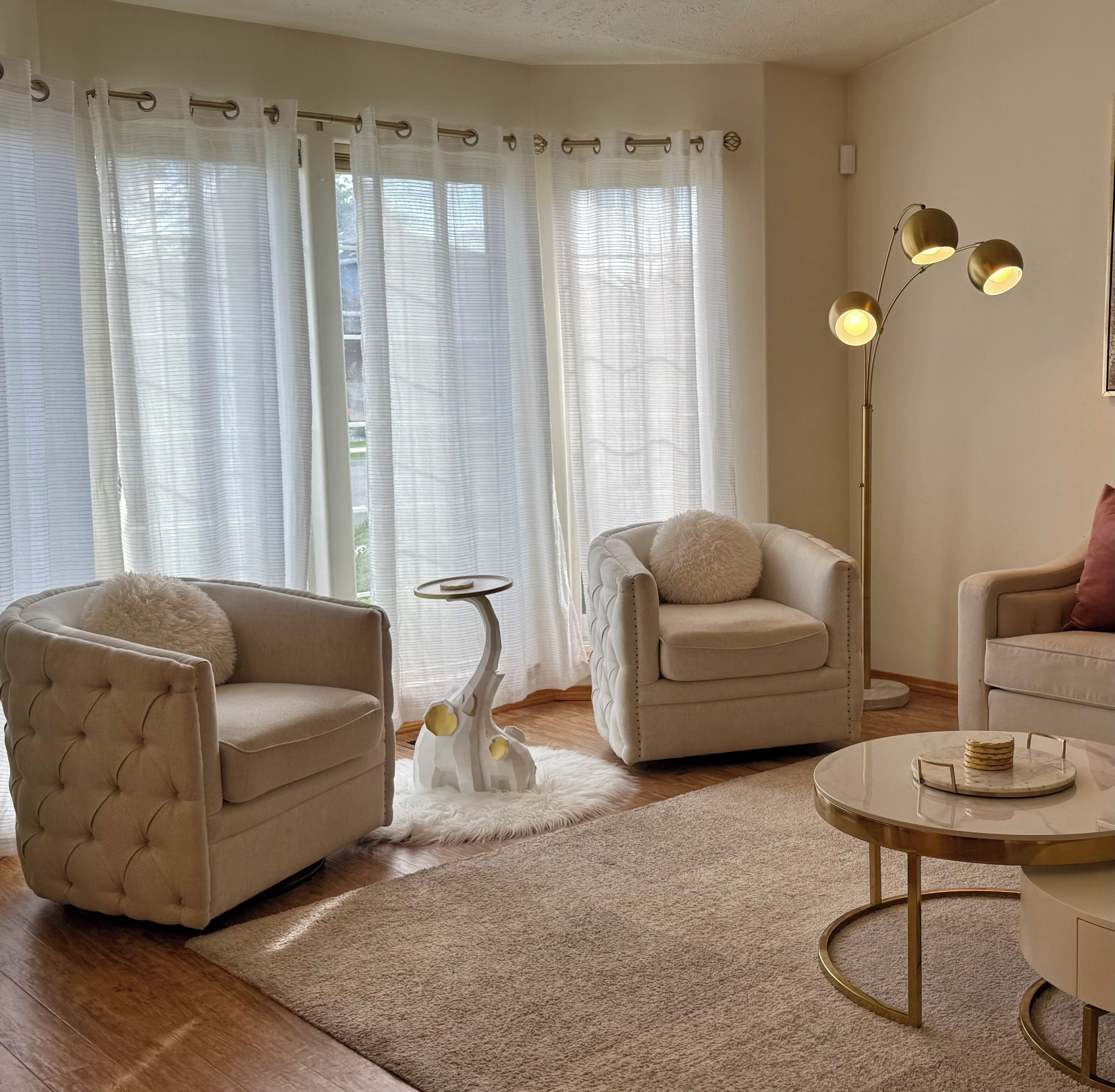 Een smart-tv, een tafeltennistafel en boeken