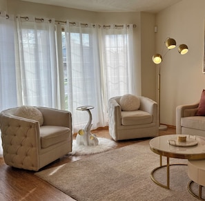 تلفزيون ذكي، تنس طاولة، كُتُب