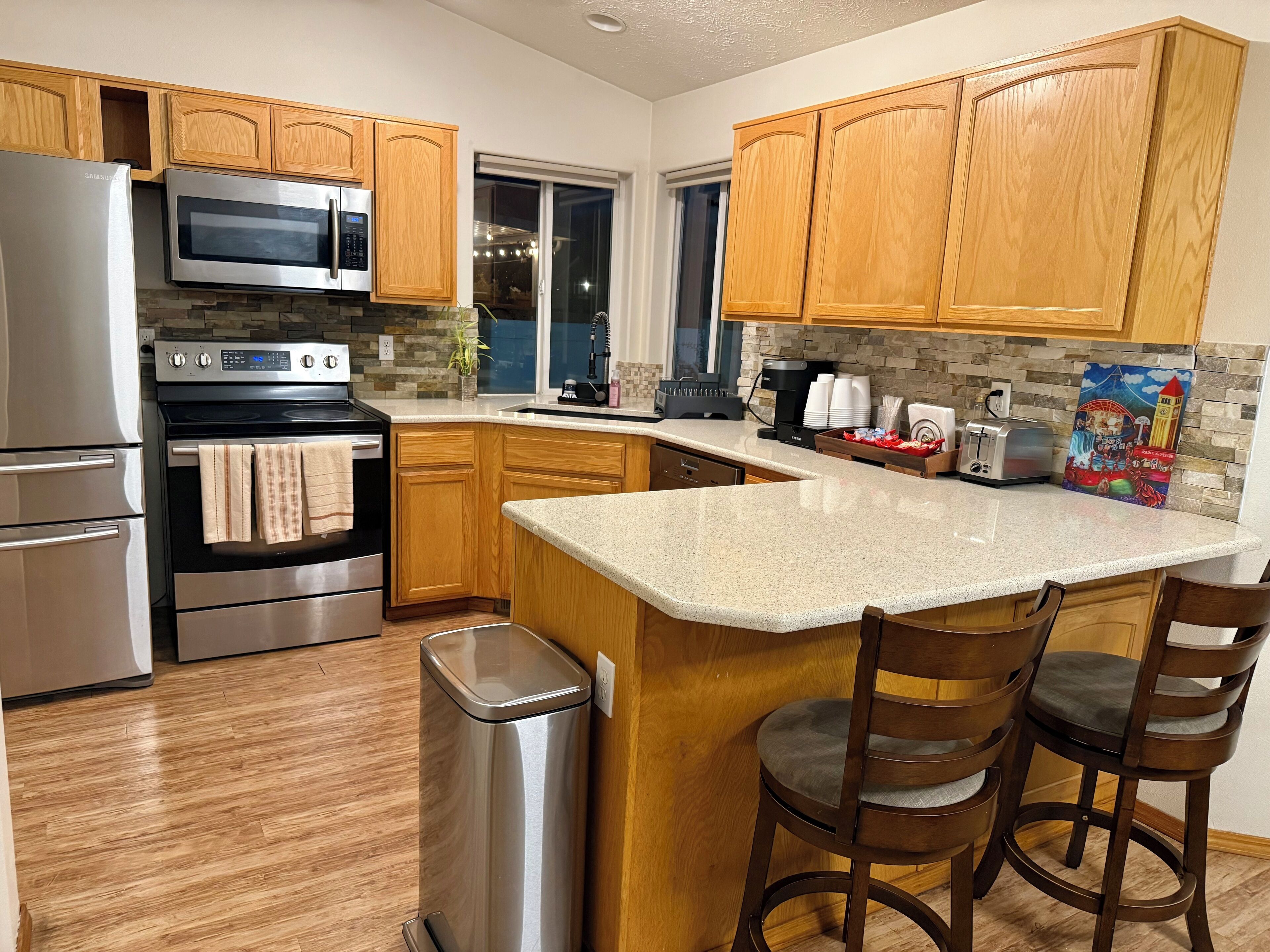 Een koelkast, een magnetron, een oven, een kookplaat