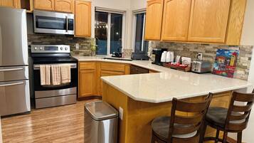 Een koelkast, een magnetron, een oven, een kookplaat