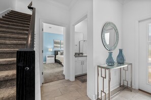 Tabla de planchar con plancha, wifi gratis y ropa de cama 