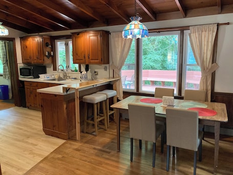 お食事. Cozy Home in Pownal VT