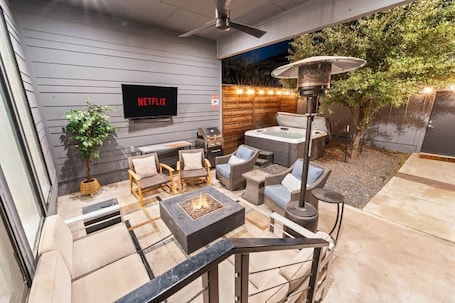 Terrace/patio. The Art House•Luxury Modern 3BR Near TCU, Dickies & Stockyards
3 kings, 1 futon