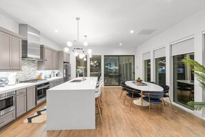 Refrigerador, microondas, horno y lavavajillas