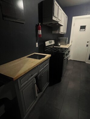 Microondas, horno, placa de cocina