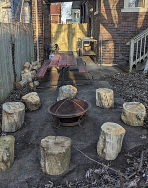 Outdoor dining - Charming 3bedroom house by Riverfront. Fisherman Friendly. Free Parking (Detroit)