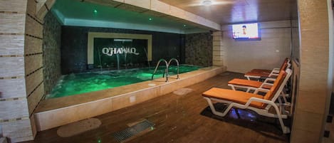 8 piscines couvertes