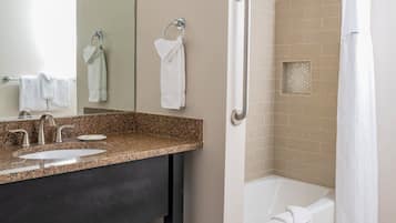 Séchoir à cheveux, serviettes fournies, savon, papier de toilette