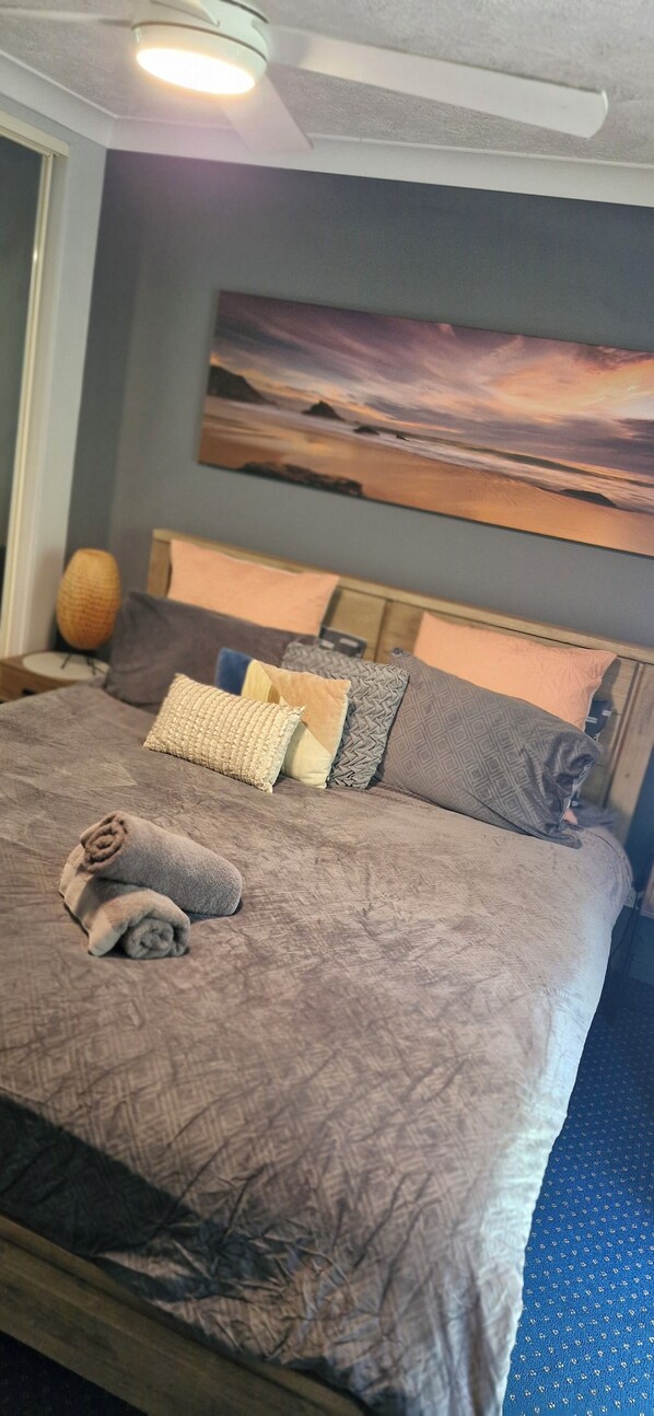 Iron/ironing board, bed sheets - Splashpark family resort, full of fun. Close to theme parks, beach, restaurants (Mermaid beach)