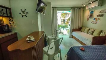 Ferros/tábuas de passar roupa, acesso à internet, roupa de cama